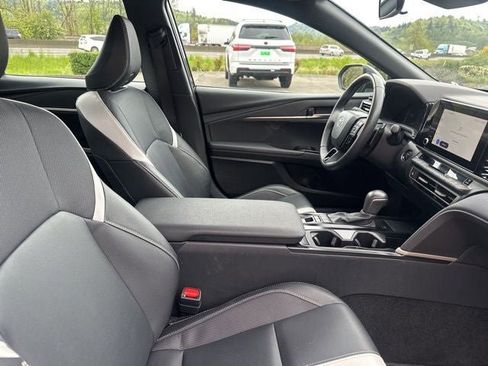 Used 2025 Toyota Camry SE AWD/4WD image 13