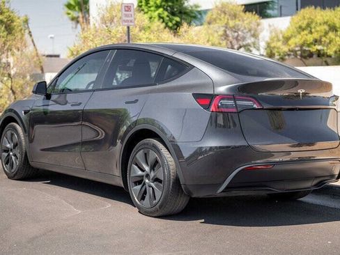 Used 2025 Tesla Model Y Long Range RWD image 3
