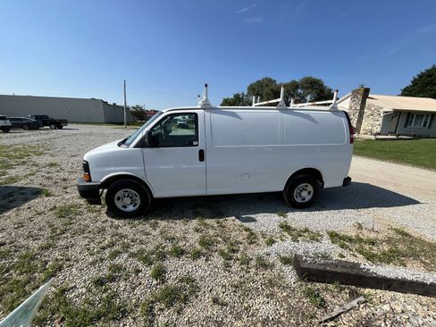 Used 2017 Chevrolet Express 2500 image 2