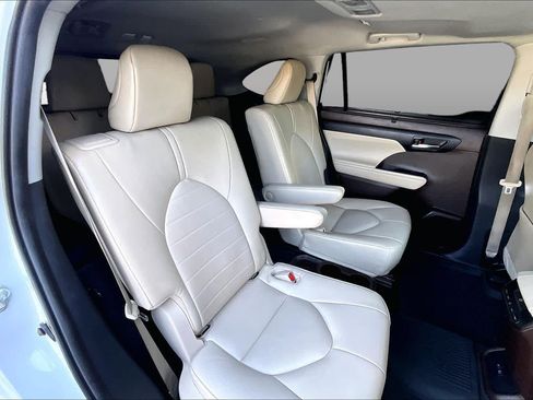 Used 2022 Toyota Highlander XLE AWD/4WD image 19