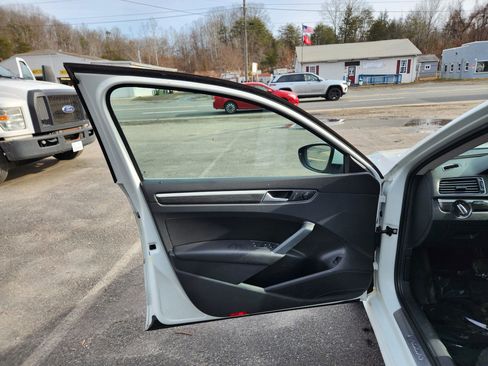 Used 2018 Volkswagen Passat 2.0T SE image 22