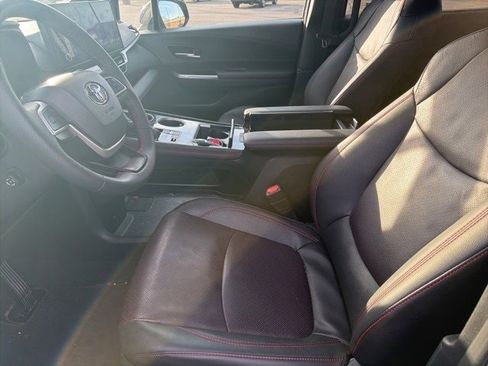 Used 2025 Toyota Sienna XSE image 6
