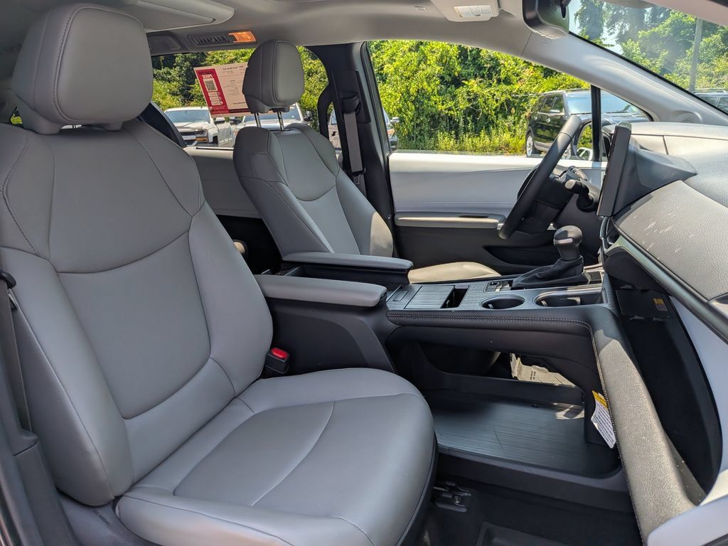 Used 2025 Toyota Sienna XLE w/ XLE Plus Package FWD image 32