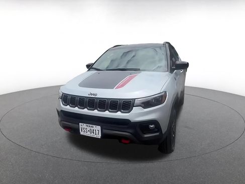 Used 2025 Jeep Compass Trailhawk AWD/4WD image 6