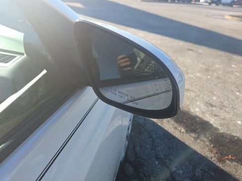 Used 2018 Toyota Corolla LE image 4