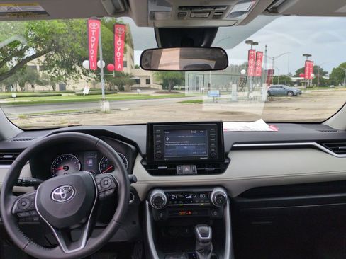 Used 2021 Toyota RAV4 XLE Premium FWD image 30