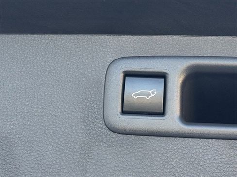 Used 2024 Toyota Highlander LE image 33