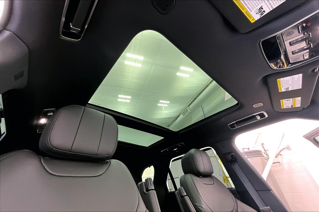 Used 2025 Land Rover Range Rover Sport SE AWD/4WD image 17
