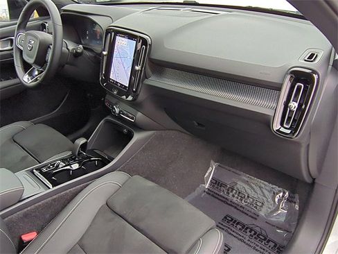 Used 2025 Volvo XC40 B5 Plus image 20