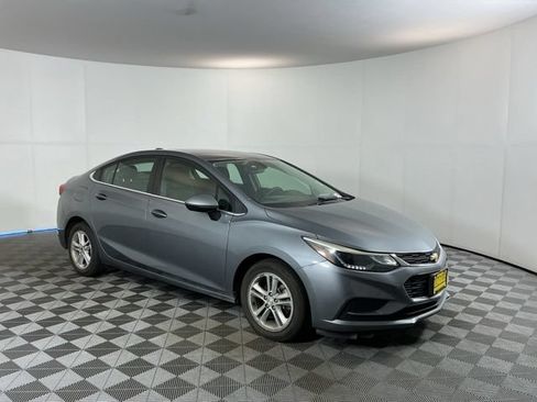 Used 2018 Chevrolet Cruze LT FWD image 3