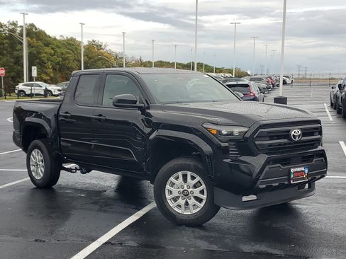 Used 2025 Toyota Tacoma SR image 2