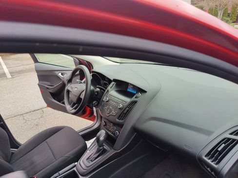 Used 2018 Ford Focus SE FWD image 16