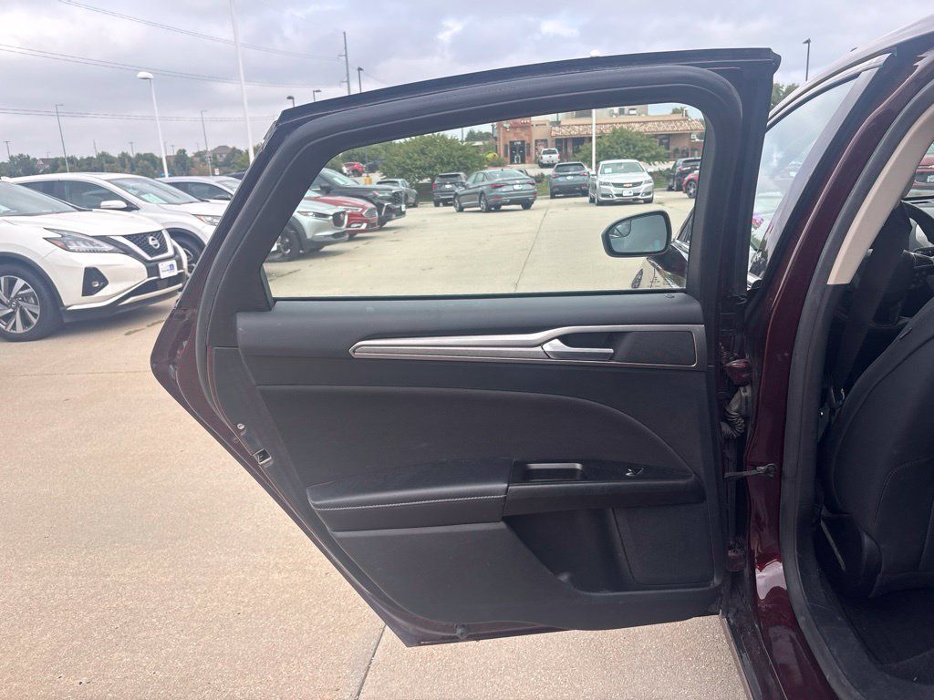 Used 2017 Ford Fusion SE w/ Fusion SE Technology Package FWD image 30