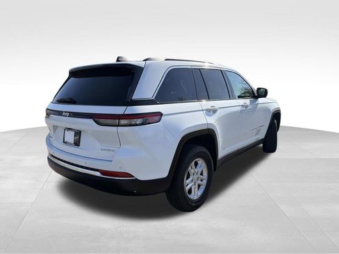 Used 2024 Jeep Grand Cherokee Laredo image 3