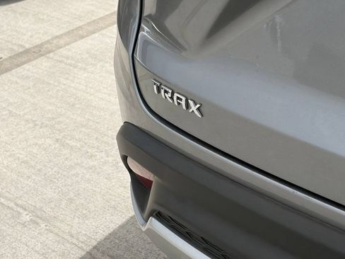 Used 2025 Chevrolet Trax LT FWD image 4