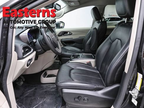 Used 2023 Chrysler Pacifica Touring-L FWD image 14