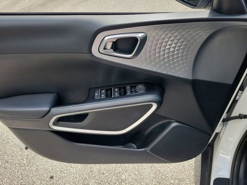 Used 2025 Kia Soul LX w/ LX Technology Package FWD image 11