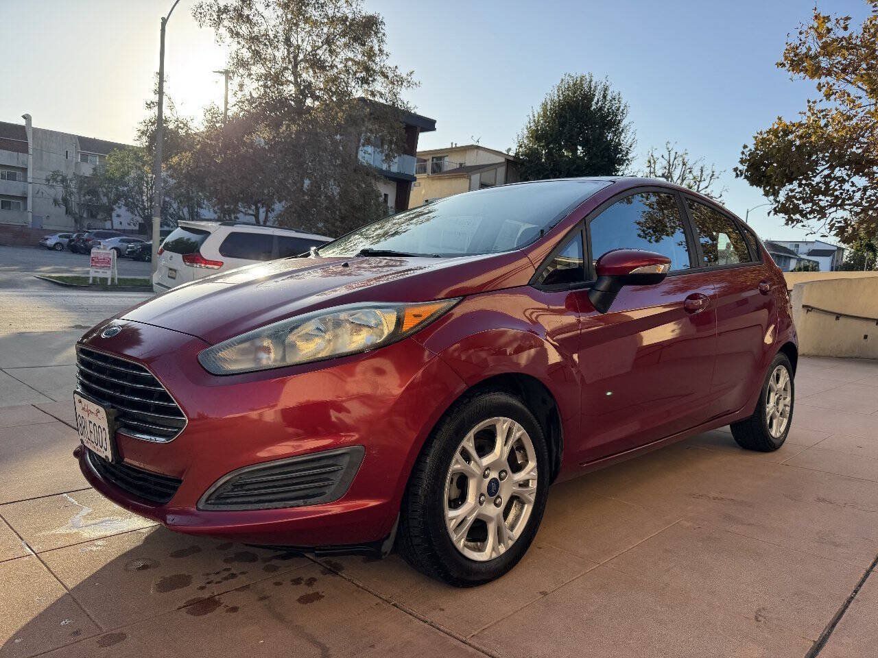 Used 2015 Ford Fiesta SE FWD image 2