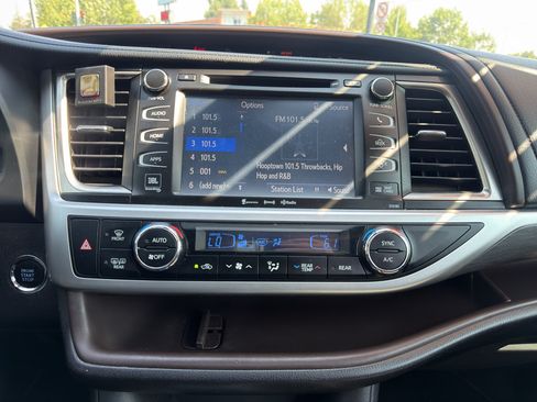 Used 2018 Toyota Highlander Limited AWD/4WD image 25