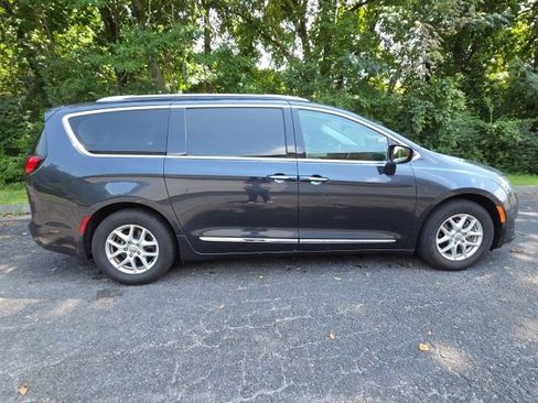 Used 2020 Chrysler Pacifica Touring-L w/ Advanced Safetytec Group FWD image 5