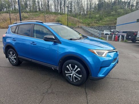 Used 2017 Toyota RAV4 LE AWD/4WD image 3