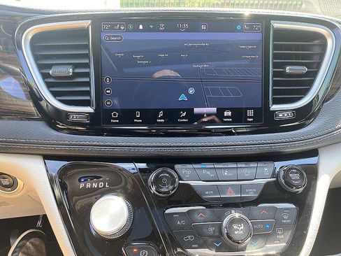 Used 2022 Chrysler Pacifica Limited FWD image 16