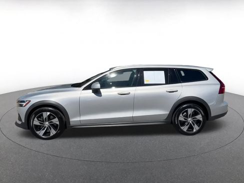 Used 2025 Volvo V60 B5 Cross Country Plus image 9