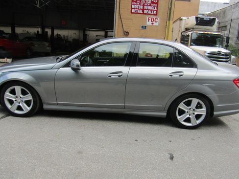 Used 2011 Mercedes-Benz C 300 4MATIC Sedan image 2
