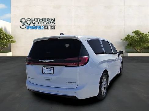 Used 2024 Chrysler Pacifica Limited FWD image 33