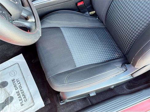 Certified 2015 Dodge Challenger SXT image 18