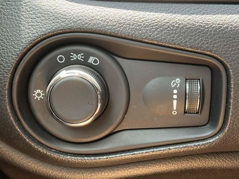 Used 2023 Jeep Renegade Latitude AWD/4WD image 13
