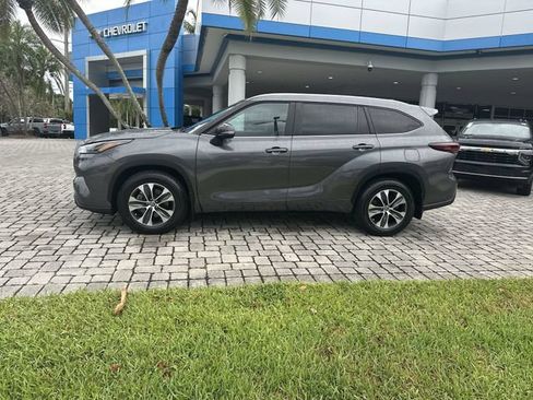 Used 2024 Toyota Highlander XLE FWD image 31