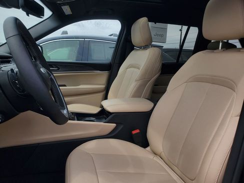 Used 2024 Jeep Grand Cherokee Limited w/ Luxury Tech Group II image 11