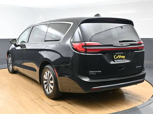Used 2023 Chrysler Pacifica Touring-L FWD image 7