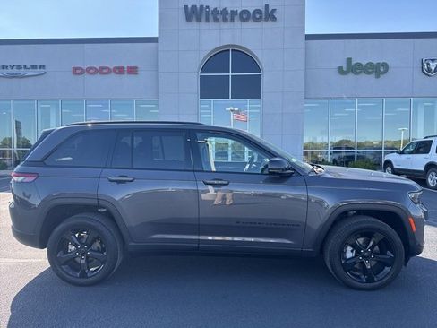 Used 2023 Jeep Grand Cherokee Limited w/ Luxury Tech Group II image 3