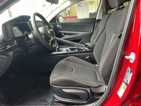 Certified 2025 Hyundai Elantra SE image 13