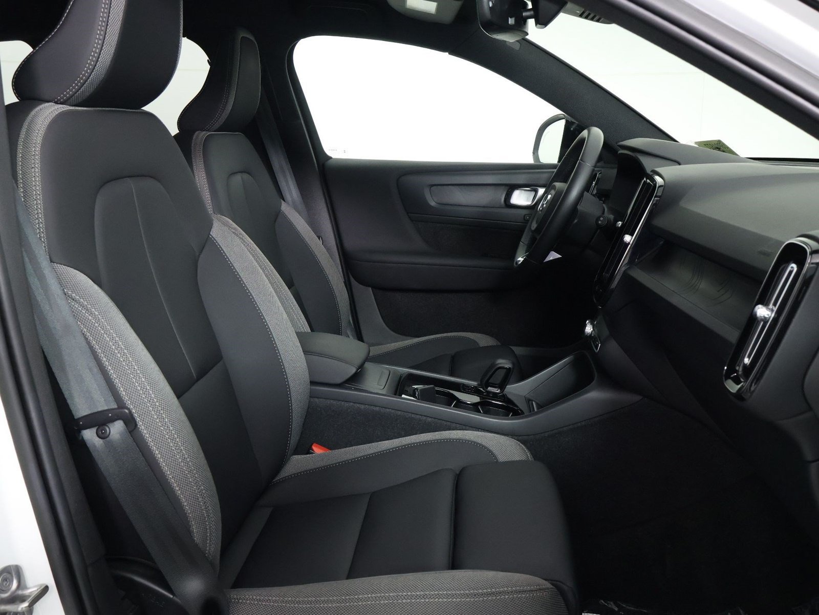 Certified 2023 Volvo XC40 Recharge Core AWD/4WD image 27