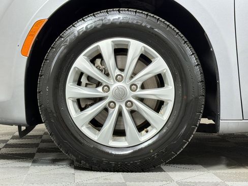 Used 2019 Chrysler Pacifica Touring-L image 12