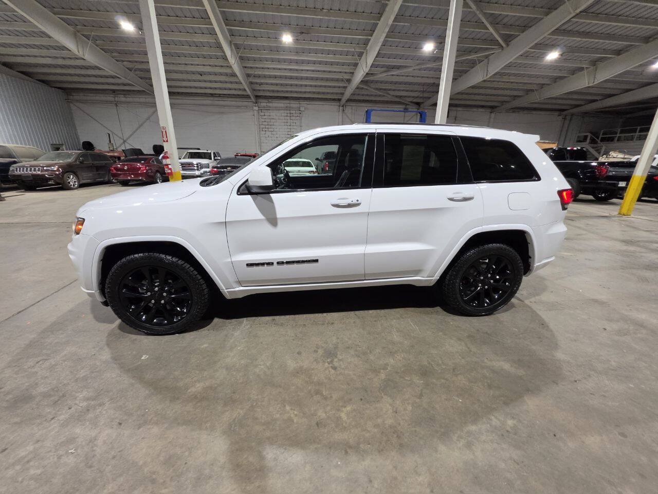 Used 2019 Jeep Grand Cherokee Altitude AWD/4WD image 4