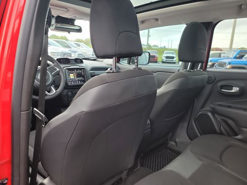 Used 2023 Jeep Renegade Altitude w/ Sun/Sound Group AWD/4WD image 12