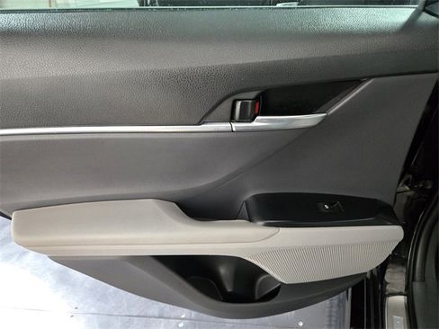 Used 2018 Toyota Camry SE image 18