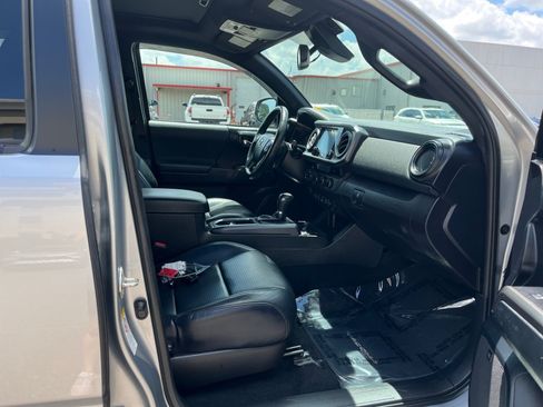 Used 2018 Toyota Tacoma TRD Sport AWD/4WD image 28