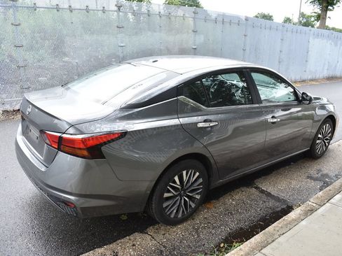 Used 2025 Nissan Altima 2.5 SV FWD image 5