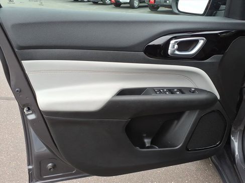 Used 2024 Jeep Compass Limited image 11