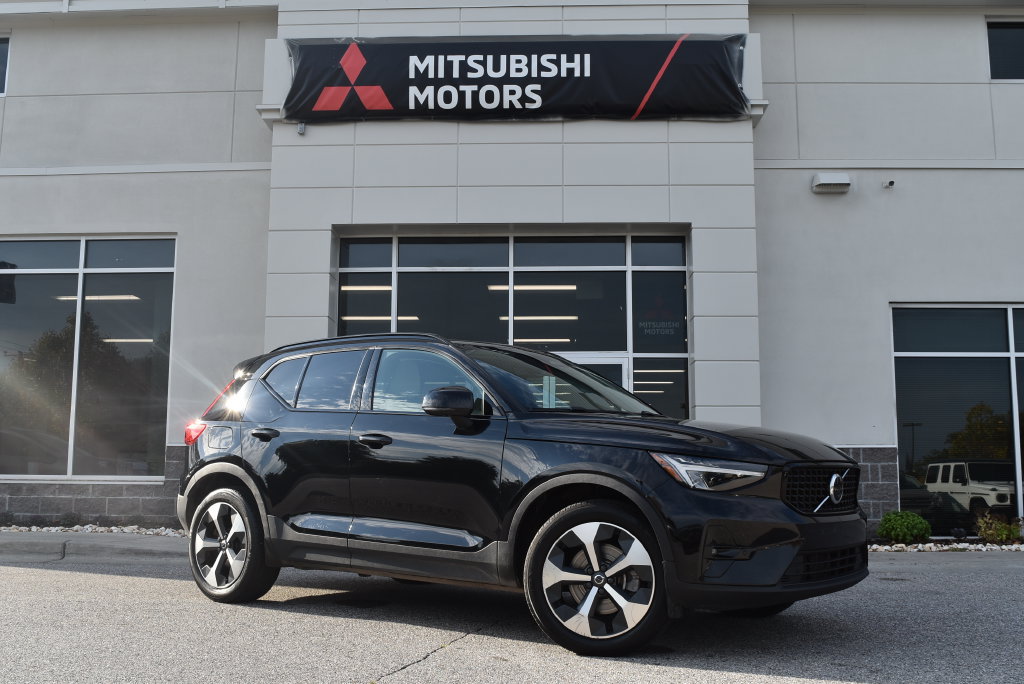 Used 2023 Volvo XC40 B4 Ultimate FWD image 1
