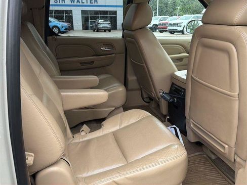 Used 2010 Cadillac Escalade ESV Premium RWD image 34
