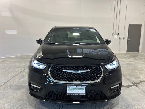 New 2025 Chrysler Pacifica Select image 3