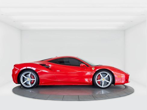 Used 2018 Ferrari 488 GTB RWD image 6