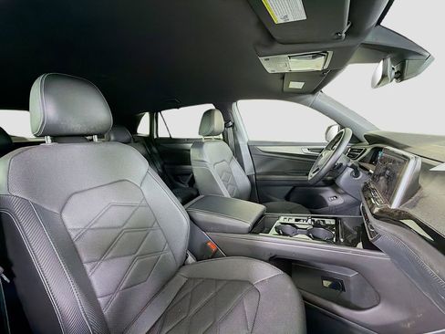 Used 2025 Volkswagen Atlas Cross Sport SE image 32