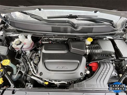 Used 2024 Chrysler Pacifica Touring-L image 26